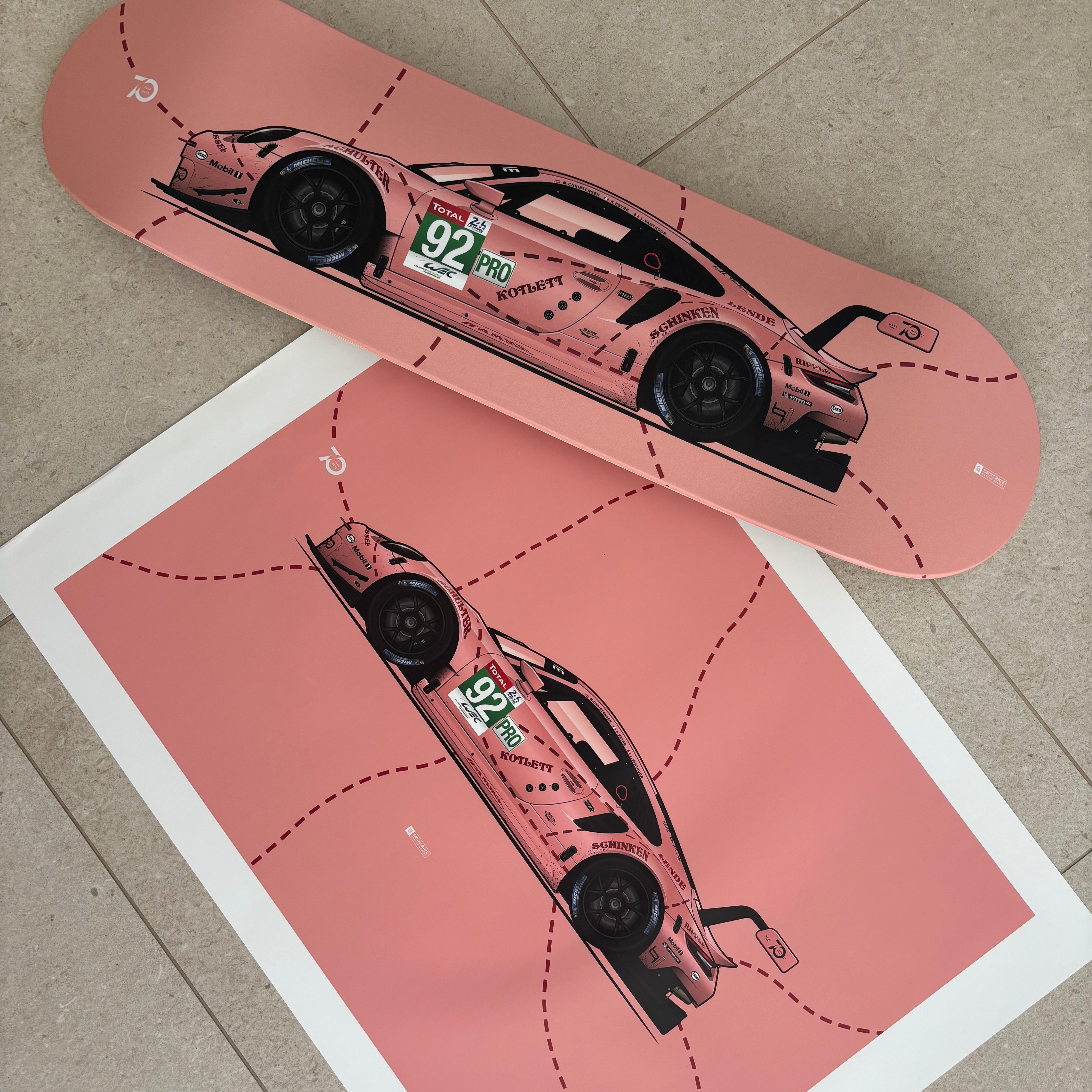 Porsche 911 RSR “Pink Pig” – Deck + Poster Bundle