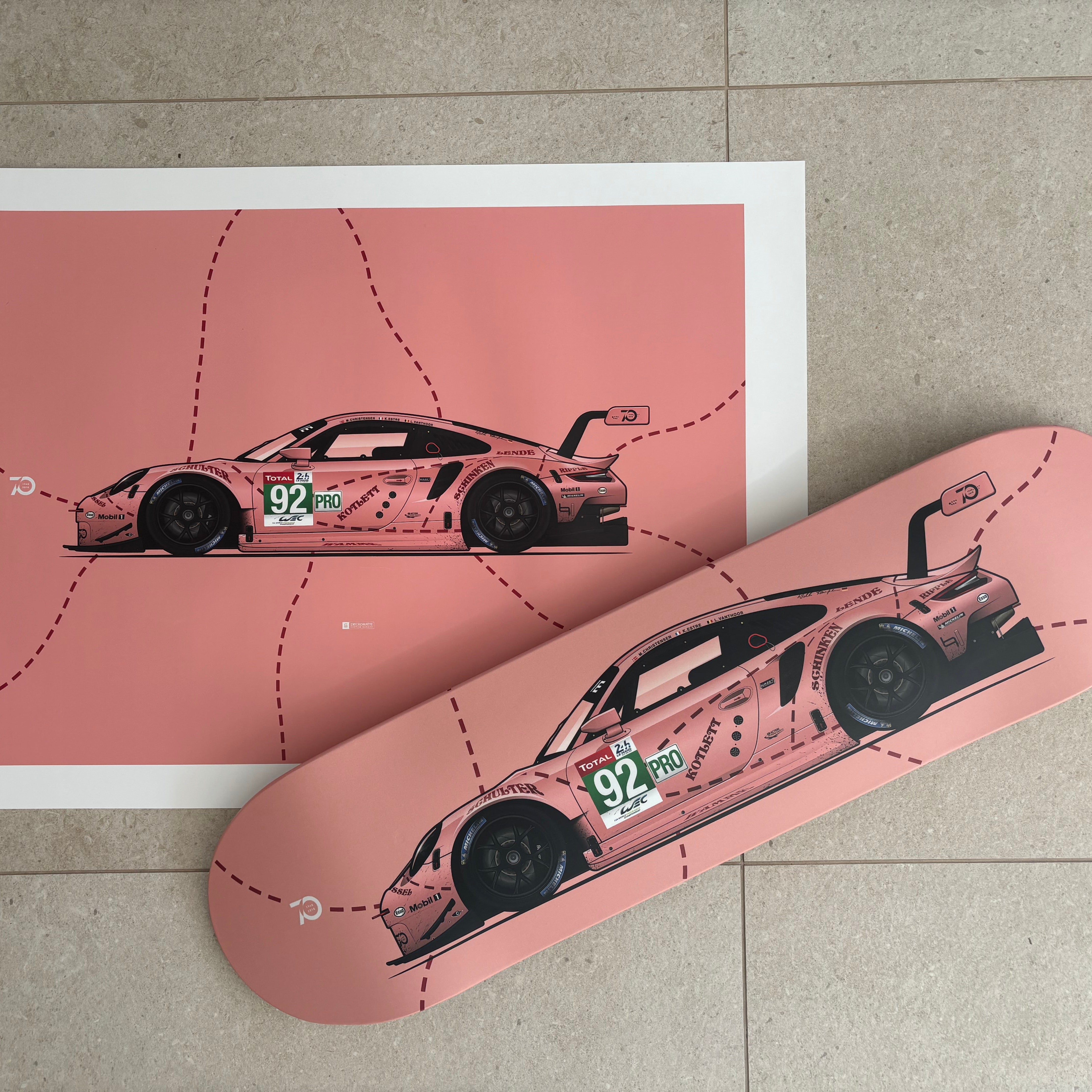 Porsche 911 RSR “Pink Pig” – Deck + Poster Bundle